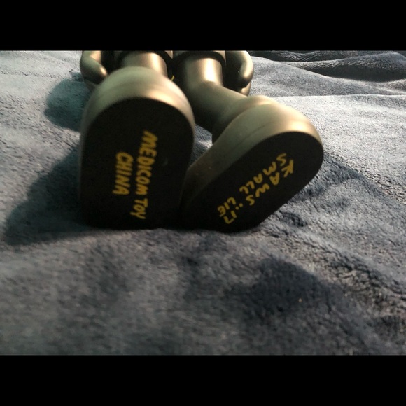 Kaws Small Lie Open Edition Black - Picture 3 of 3